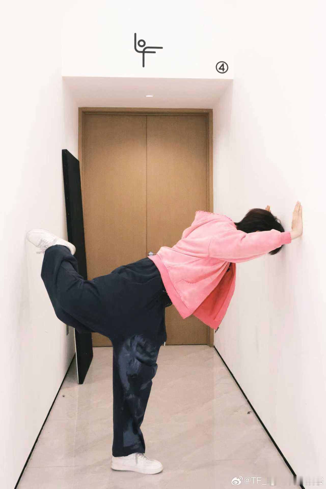 张子墨模仿墙上的图案 张子墨这是在模仿墙上的图案吧！好有趣的子墨哥，等下舞台见啦