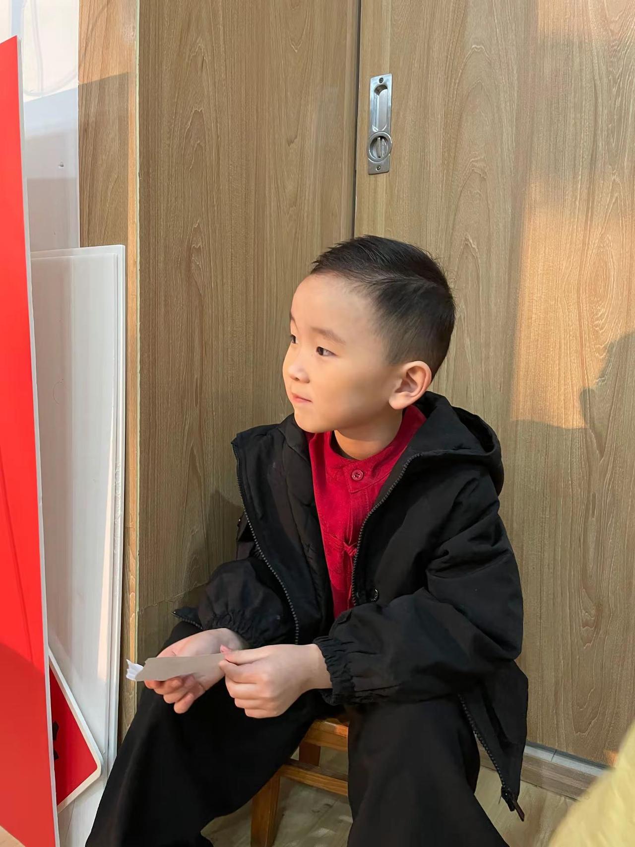 有点小帅😎😎😎。骗你生儿子 三个儿子人类幼崽 穿搭 萌娃