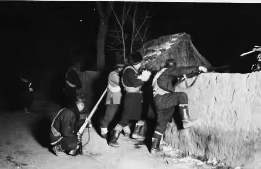 旧时东北砸窑往事：三江龙绺子夜砸红窑，豆饼垛子浇水秒变土坦克。
 
民国年间的东