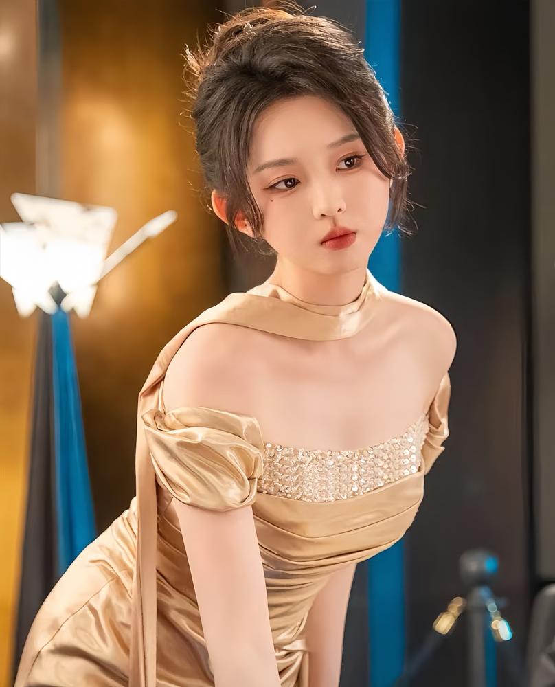 短剧圈没人绕开李柯以，堪称带飞男主专业户。
搭谁谁火不是吹的。和王培延合作太奶