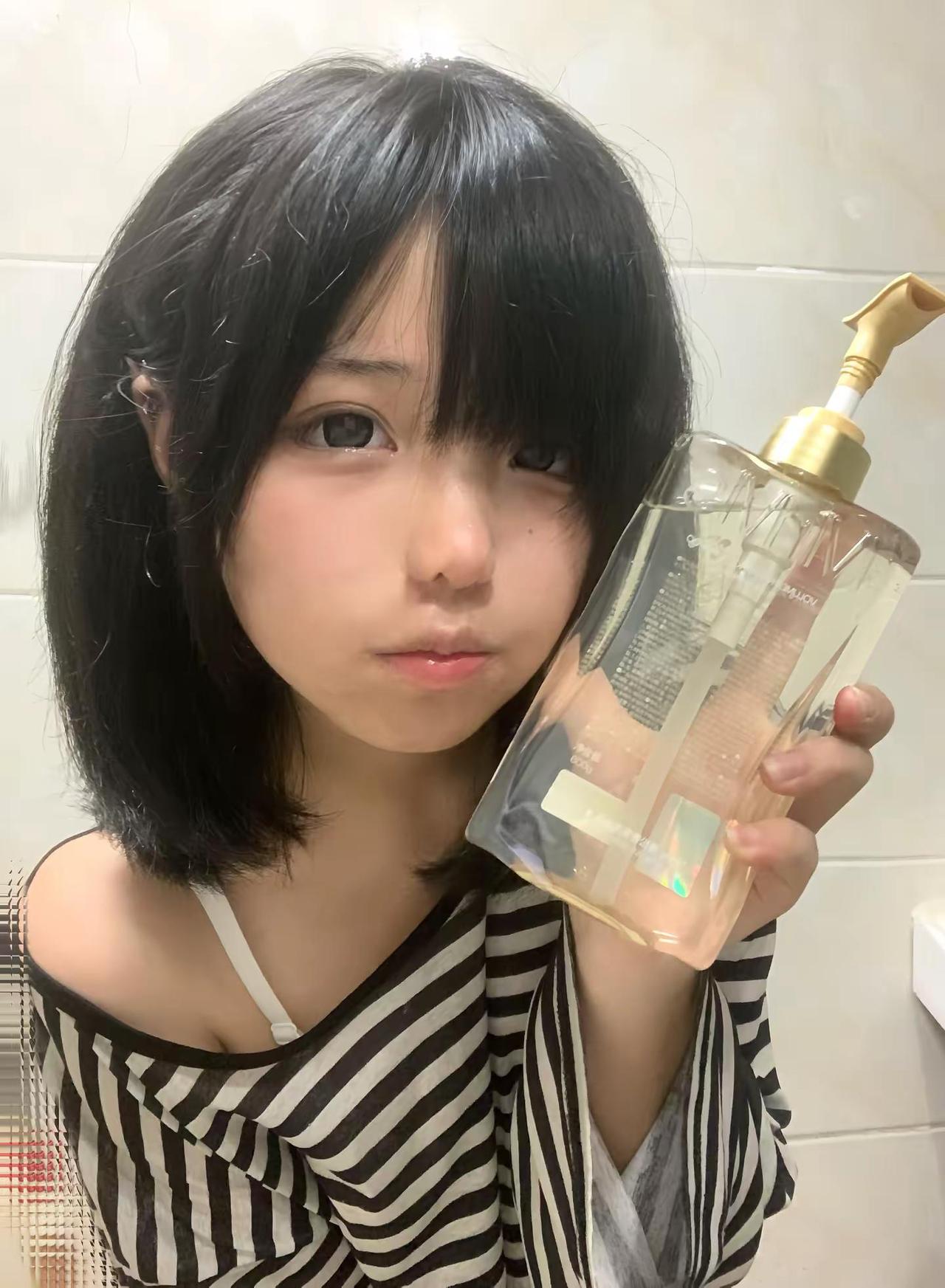 比人先到的是mrms洗发水的香气。
