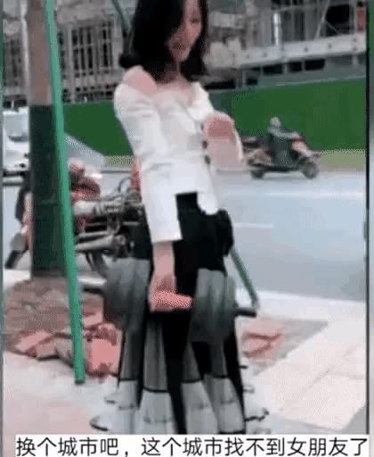 小姐姐是个女汉子，
不得不说，
力气是真的大。