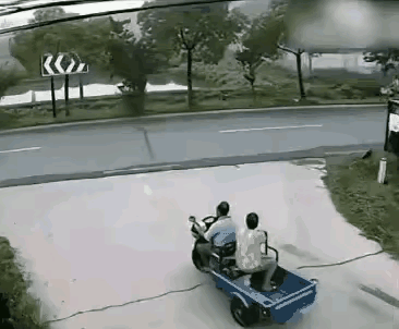 一停，二看，三通过，在大爷看来就是多此一举。大爷不愧是大爷，这样的路口一不观察，