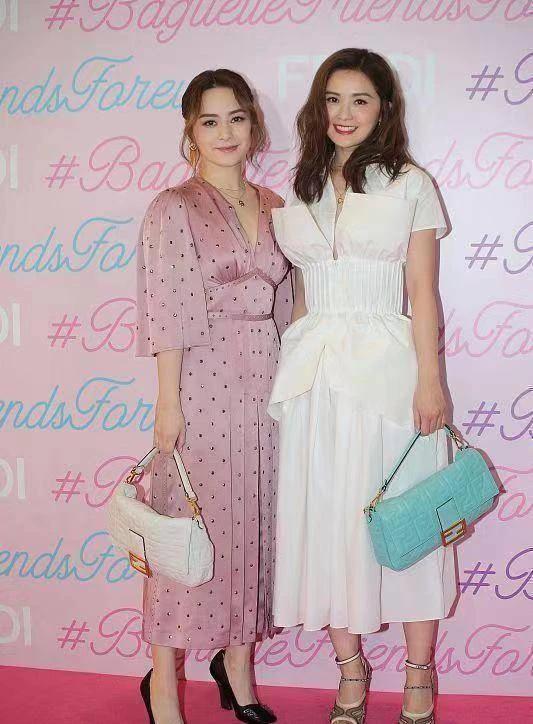 明明阿娇的五官比阿Sa更精致，但是她们站在一起时的照片和视频，却怎么反而是阿sa