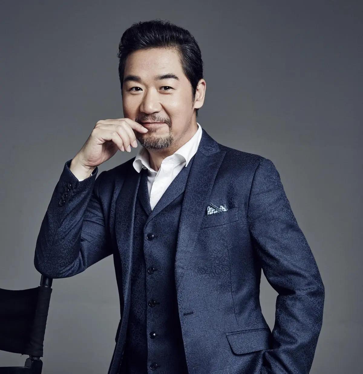 1988年11月，张国立跟随“极地号”科考船前往。进入南极海域后，船头被浮冰撞出