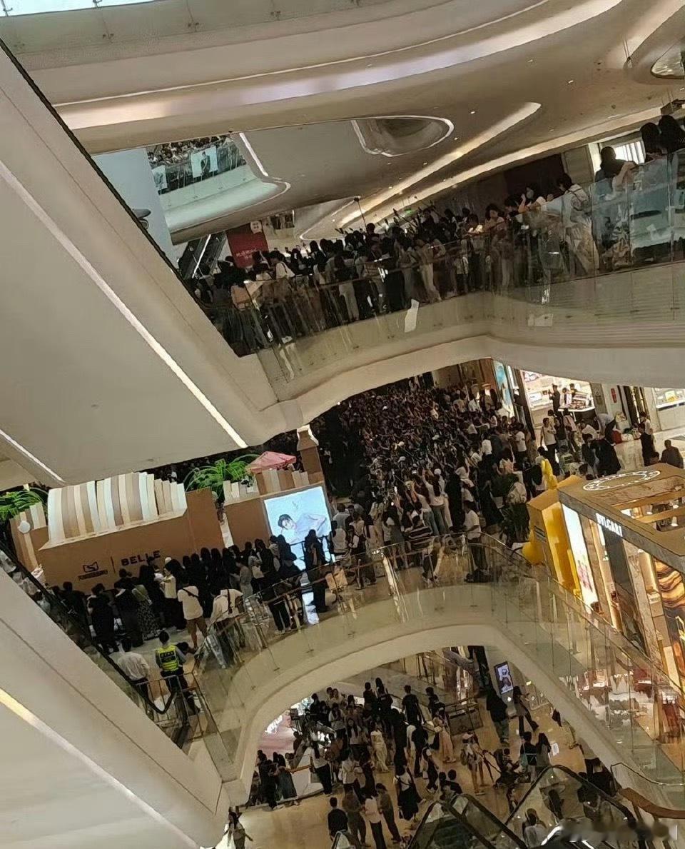 张凌赫线下活动还挺多人的，看来《逐玉》有效吸粉了，并没有受到太大影响