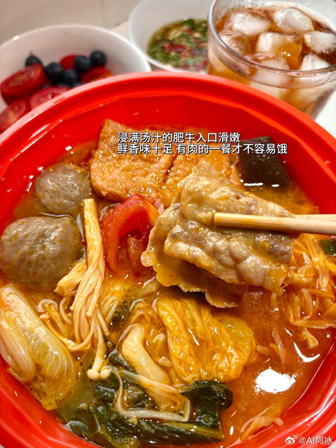 减脂餐的尽头是麻辣烫 如果麻辣烫是减脂餐，那冒菜是不是也算？水煮鱼是不是也算？反