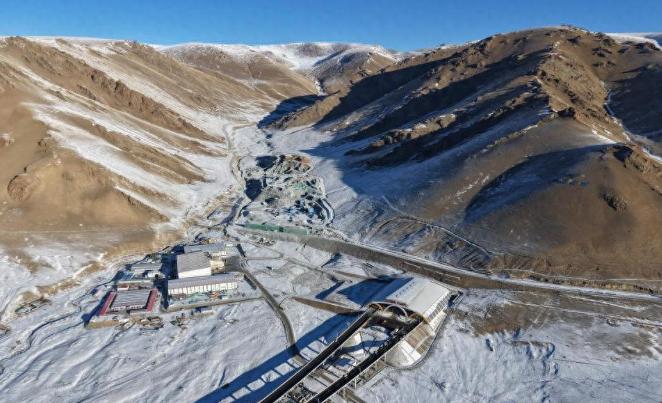 俄罗斯和中国之间，有一段只有55公里宽的陆地边境——就夹在哈萨克斯坦和蒙古国之间