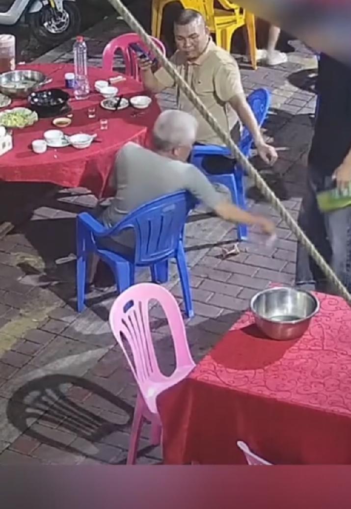 老人吃完饭后把钱直接扔地上要求店员捡起来，以此来羞辱店员，店员忍无可忍无须再忍，