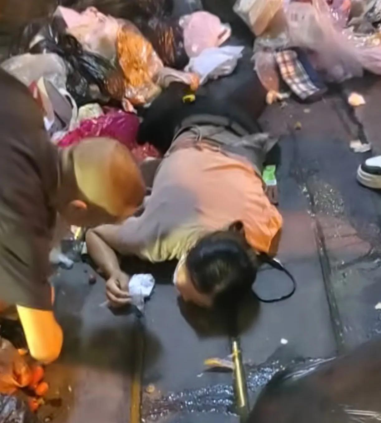 女子在公司干活，出门倒垃圾，却因为公司的原因，被两个女人打了就跑。

女子也太可