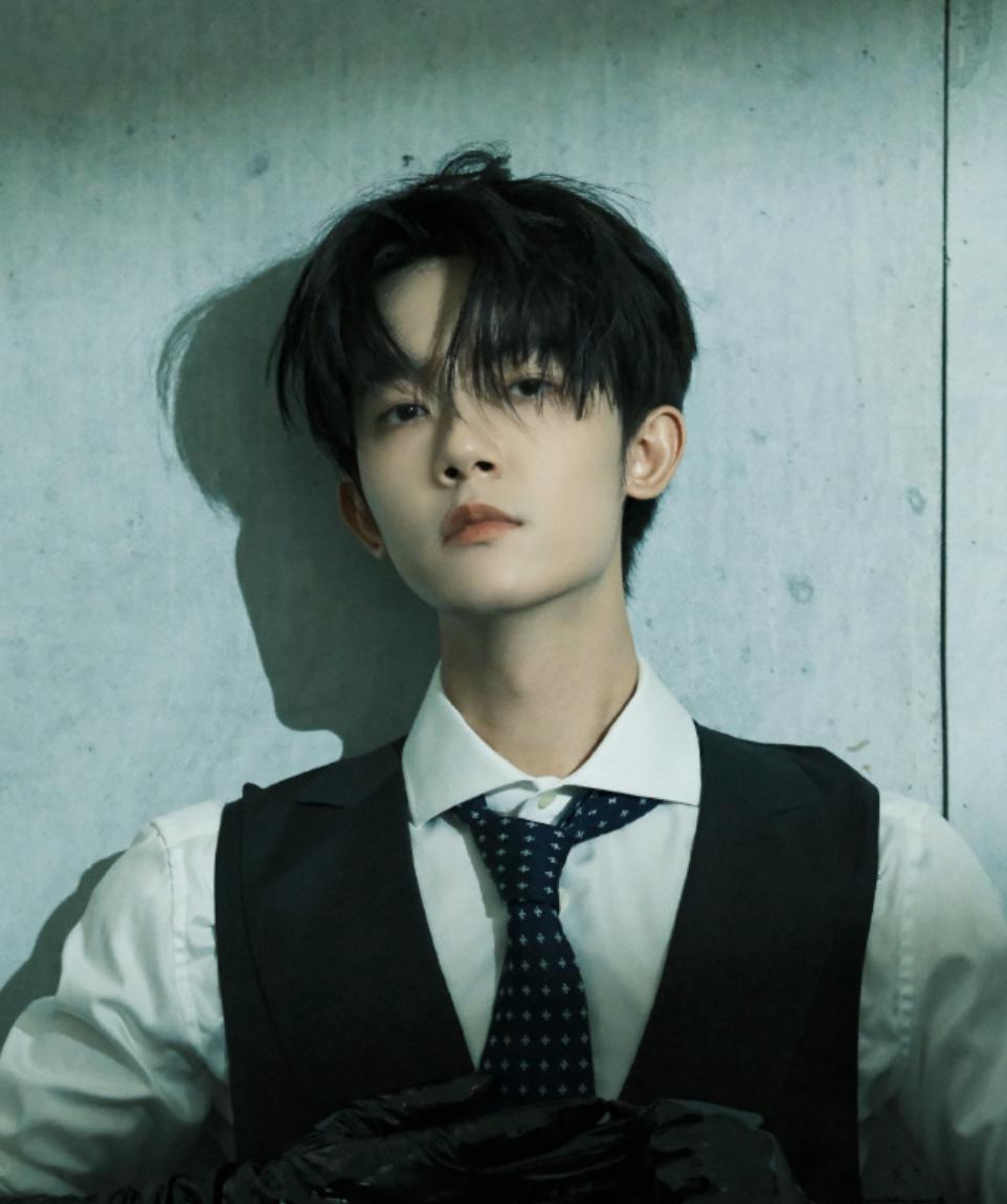 李明德这个事闹大了！

李明德公开撕三人行剧组，以及男演员马天宇。

而他背后的