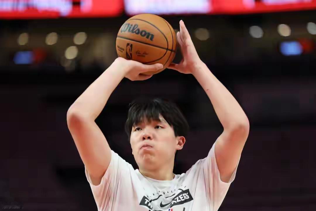 "超越"了姚明？杨瀚森NBA常规赛首秀！5分16秒内贡献2分1篮板1犯规。

开