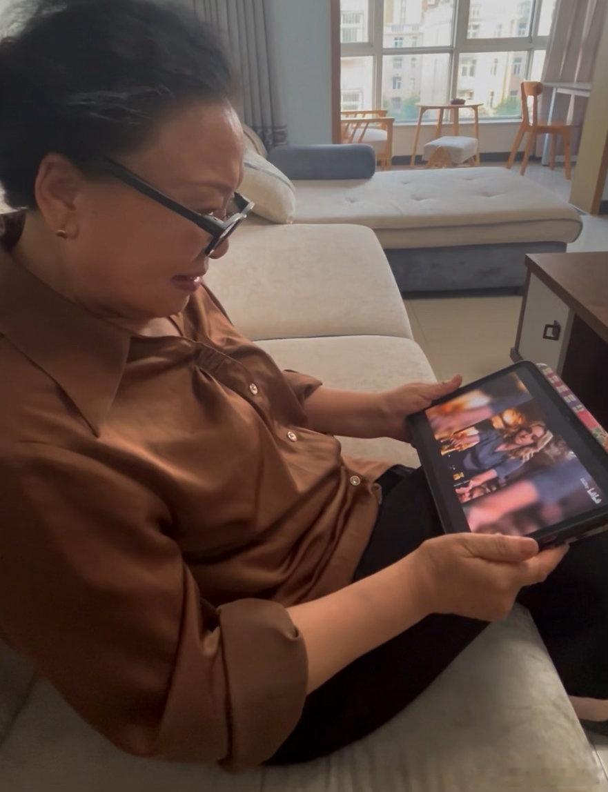 这才是AI发展的真正意义谁说数码产品只适合年轻人？千问AI眼镜简化所有繁琐步骤，