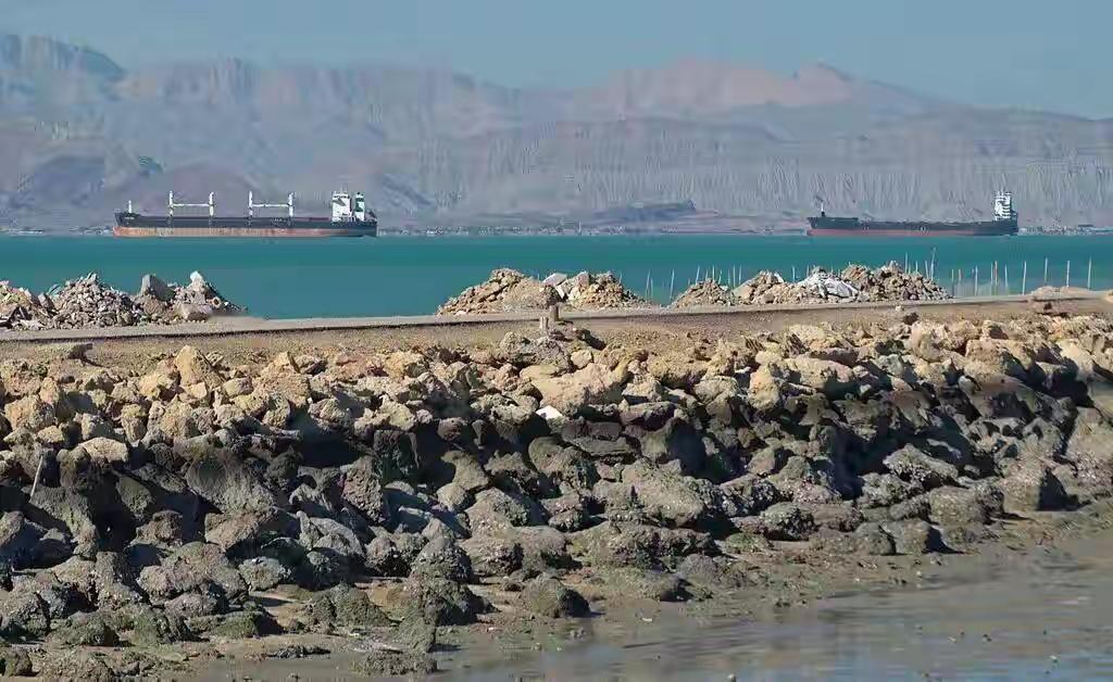 一觉醒来，霍尔木兹海峡又关了，刚刚看到的停火希望，又要破灭了。在以色列袭击黎巴嫩