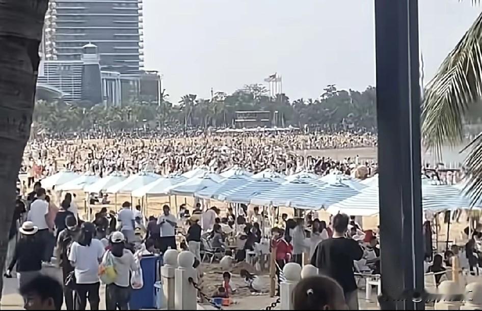 金沙湾号称湛江的城市客厅，是外地游客来湛江必打卡的景点。每年五一、国庆假期，金沙