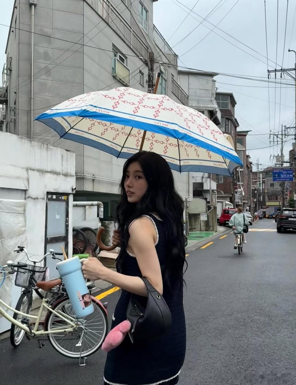 2035年，中国街道办事处大妈，买菜大妈和广场舞大妈名字分别叫梓萱，芷睿，和紫涵