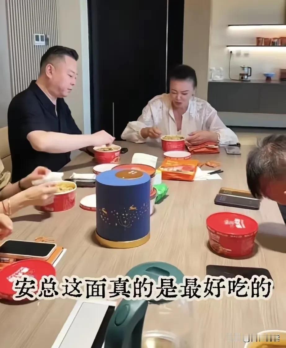 一个细节告诉你
战兰真是走到了
山穷水尽的地步了

都知道战兰酸辣粉
是靠撕前儿