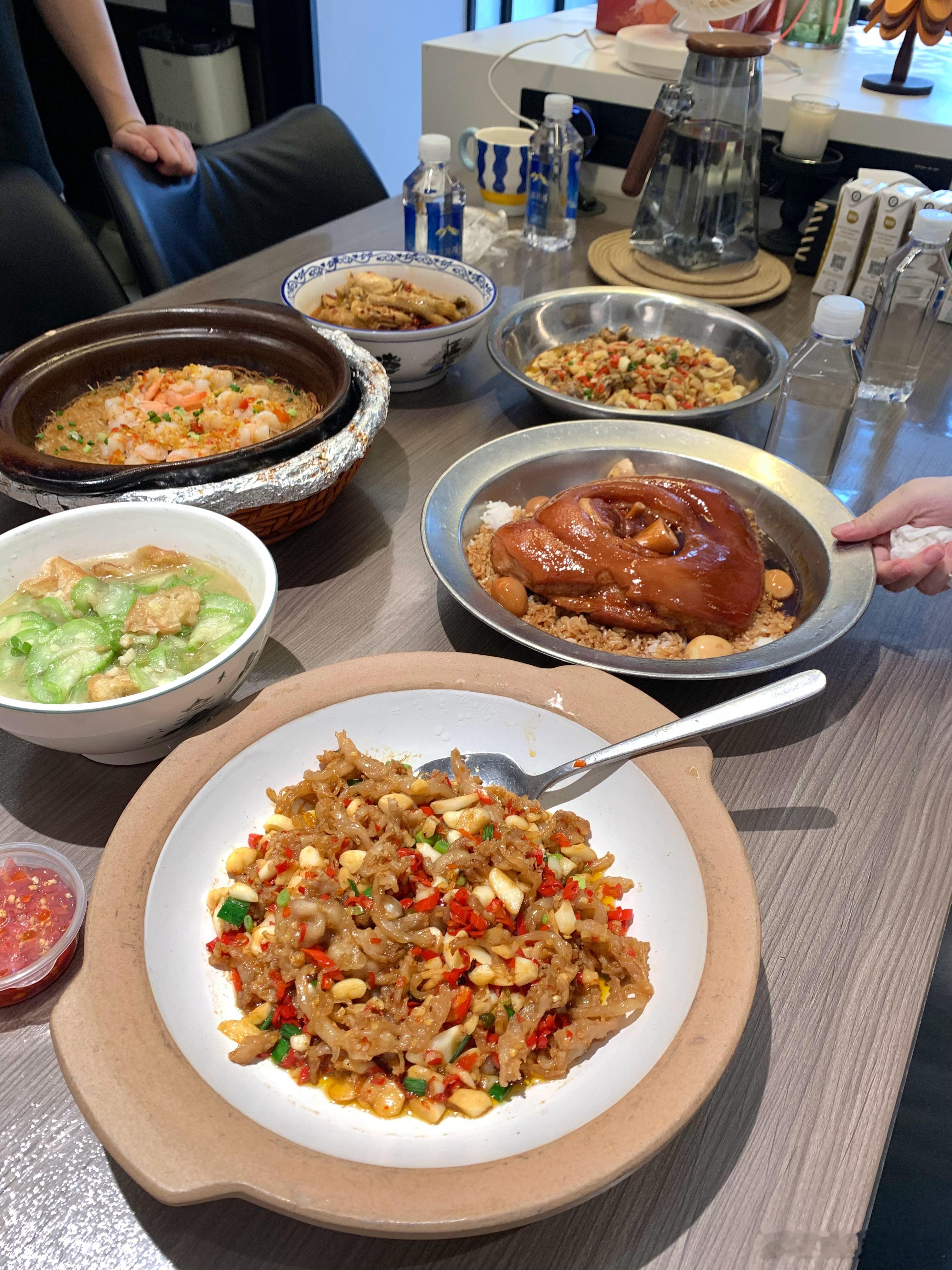 去闺蜜新家玩！种草了100寸的大电视   但是要三万[柯基] ​​​