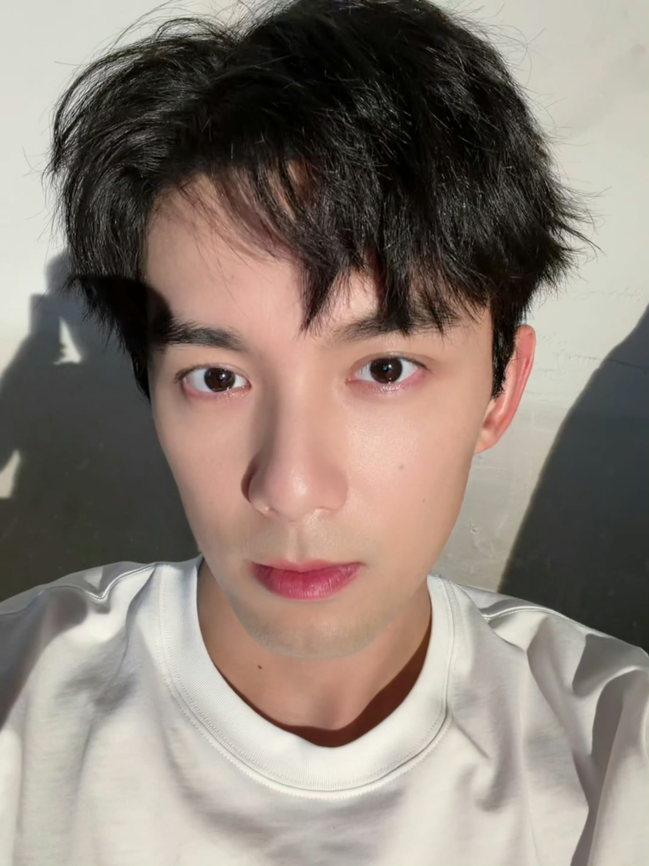 OMG吴磊戴的珠宝吓到我了吴磊把易如反掌具象化了别人戴珠宝像凑造型，吴磊像把珠宝