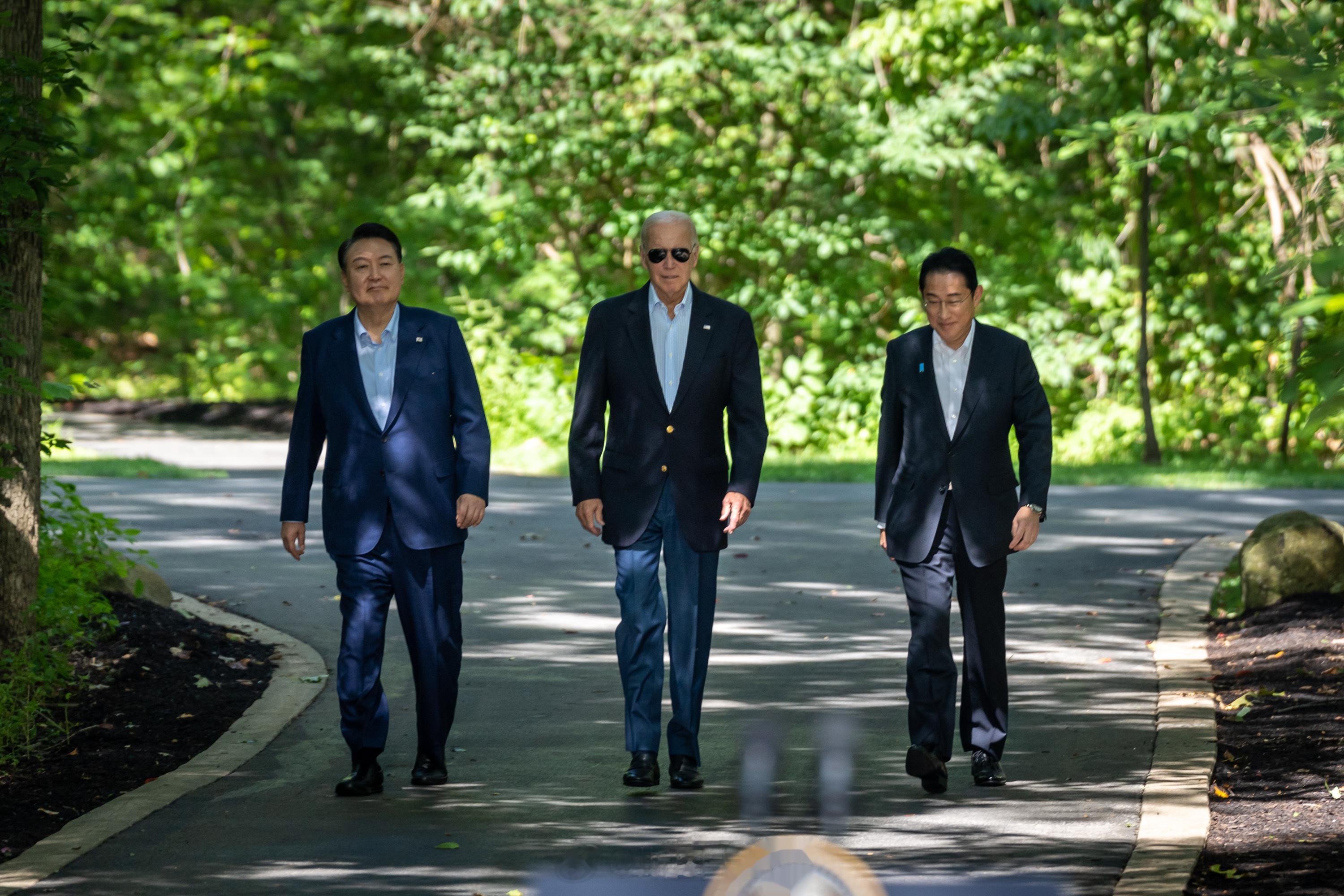 昨天拜登在马里兰州的度假地接见了两只在外地工作的儿子 ​​​