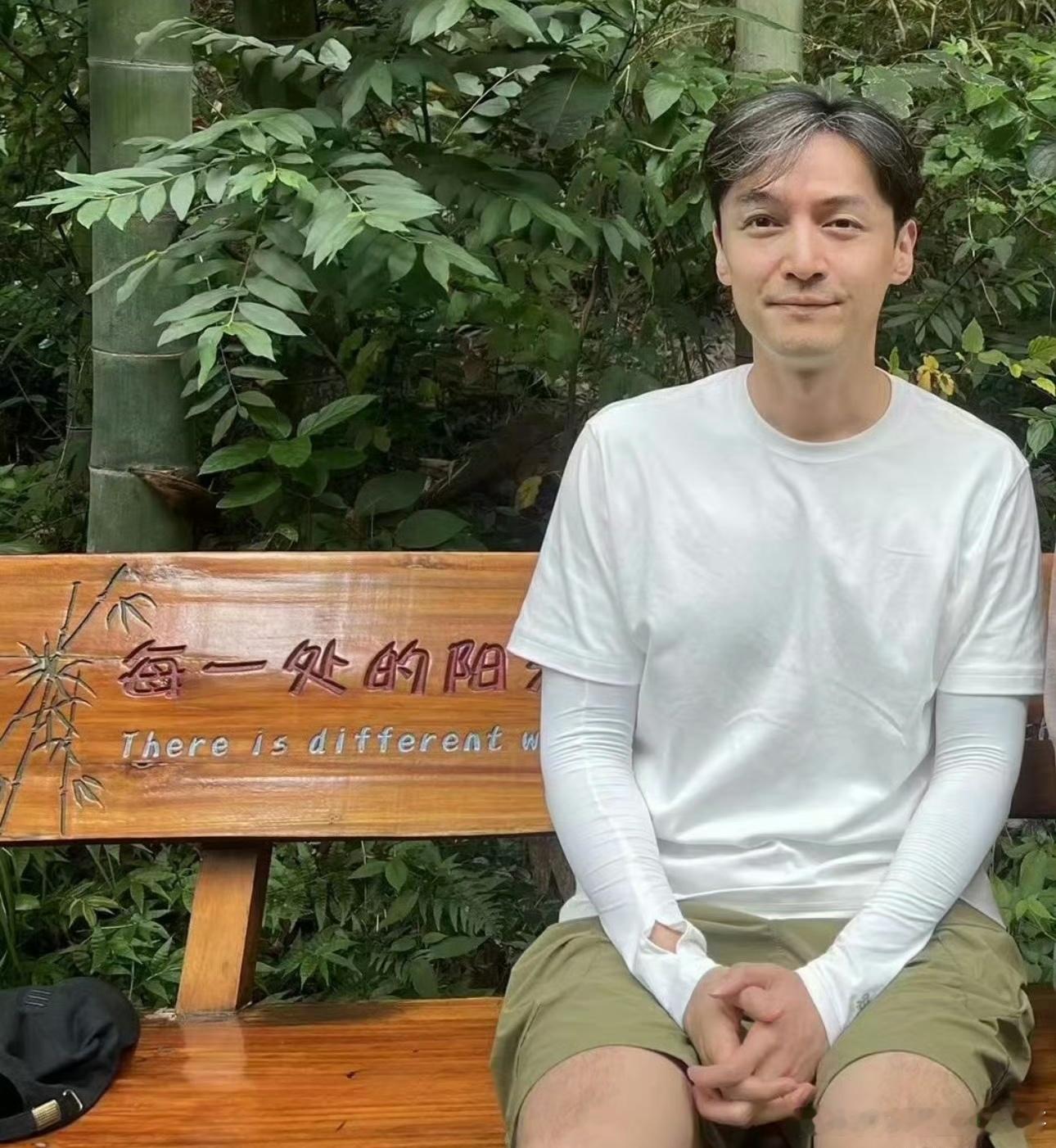 #胡歌白头发##41岁胡歌状态# 41岁胡歌被偶遇，白头发抢镜，状态好真实！ ​