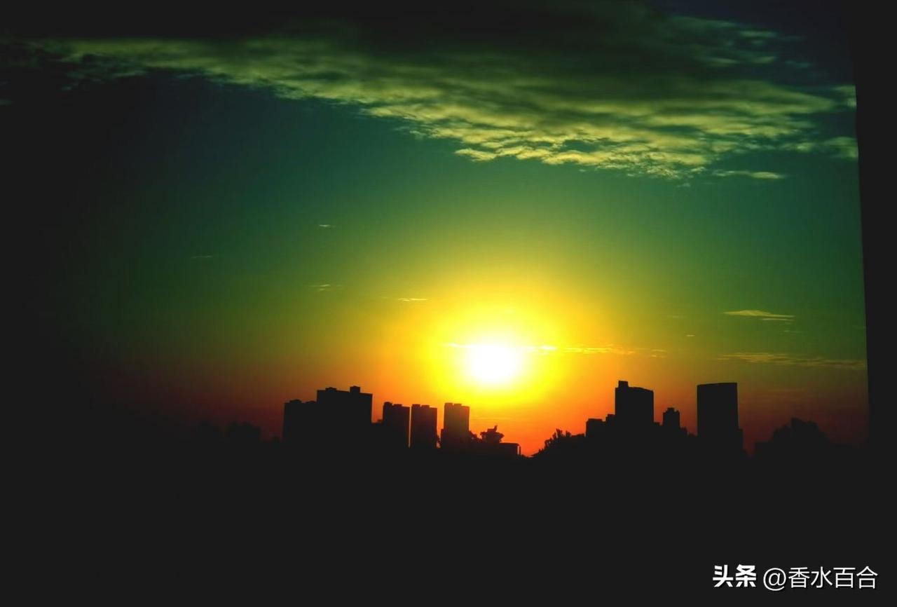 如果是和儿子媳妇一大家人一起住，公公在客厅看电视光着膀子，就太不合适了。长辈么，