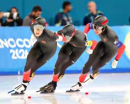 中国男子团体追逐历史性突破米兰冬奥赛场，速滑男子团体追逐赛上，三名选手配合默契、