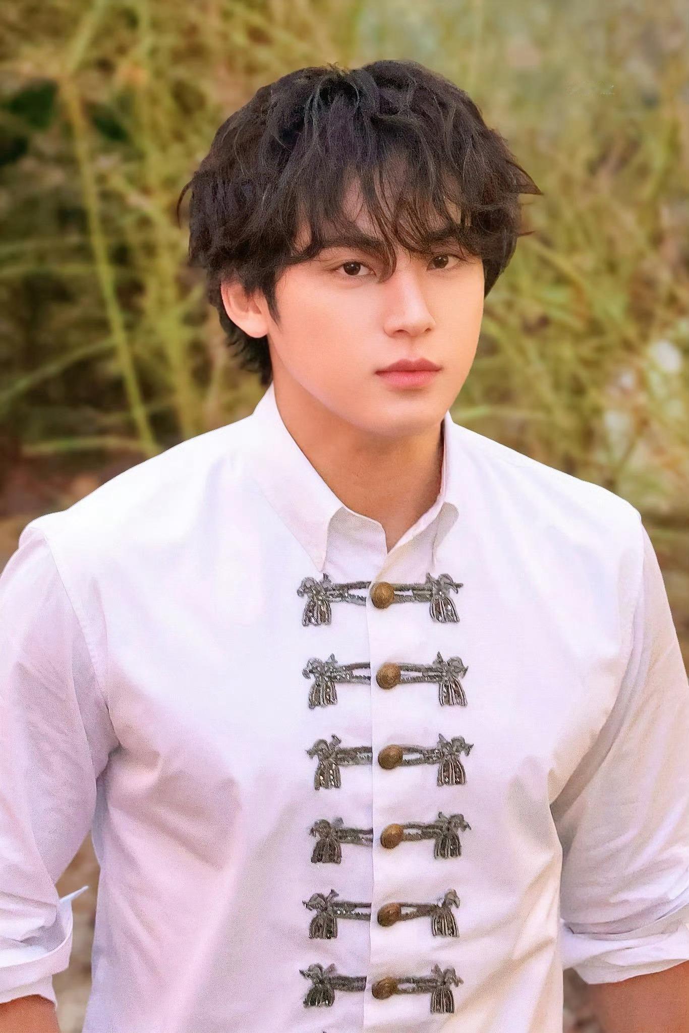 金珉奎出席迪奥活动造型曝光，身着Dior Men 2026夏季系列亮相，搭配复古