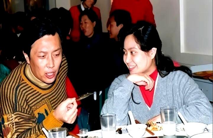 73岁唐国强一把攥住61岁壮丽的手，像当年道具剑划破她眼皮那秒，血珠滚，心跳停。