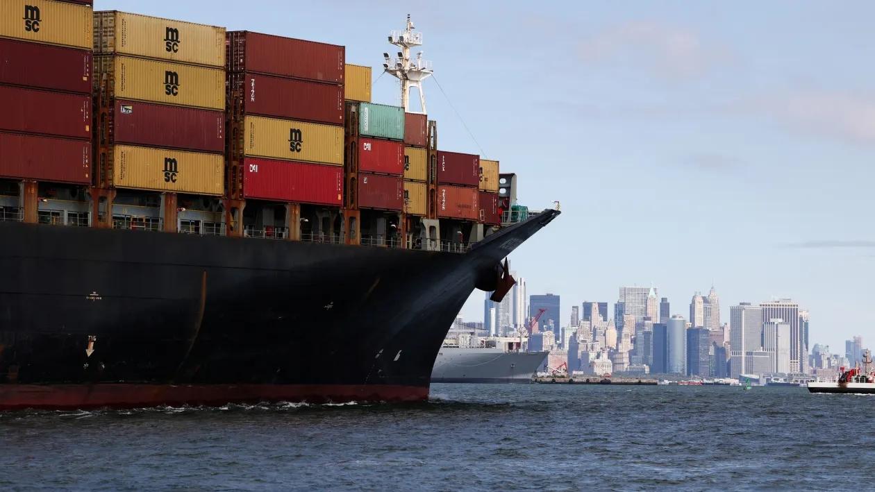 美国第三季度经济增长2.8%，低于预期。

根据美国商务部周三发布的一份经通货膨