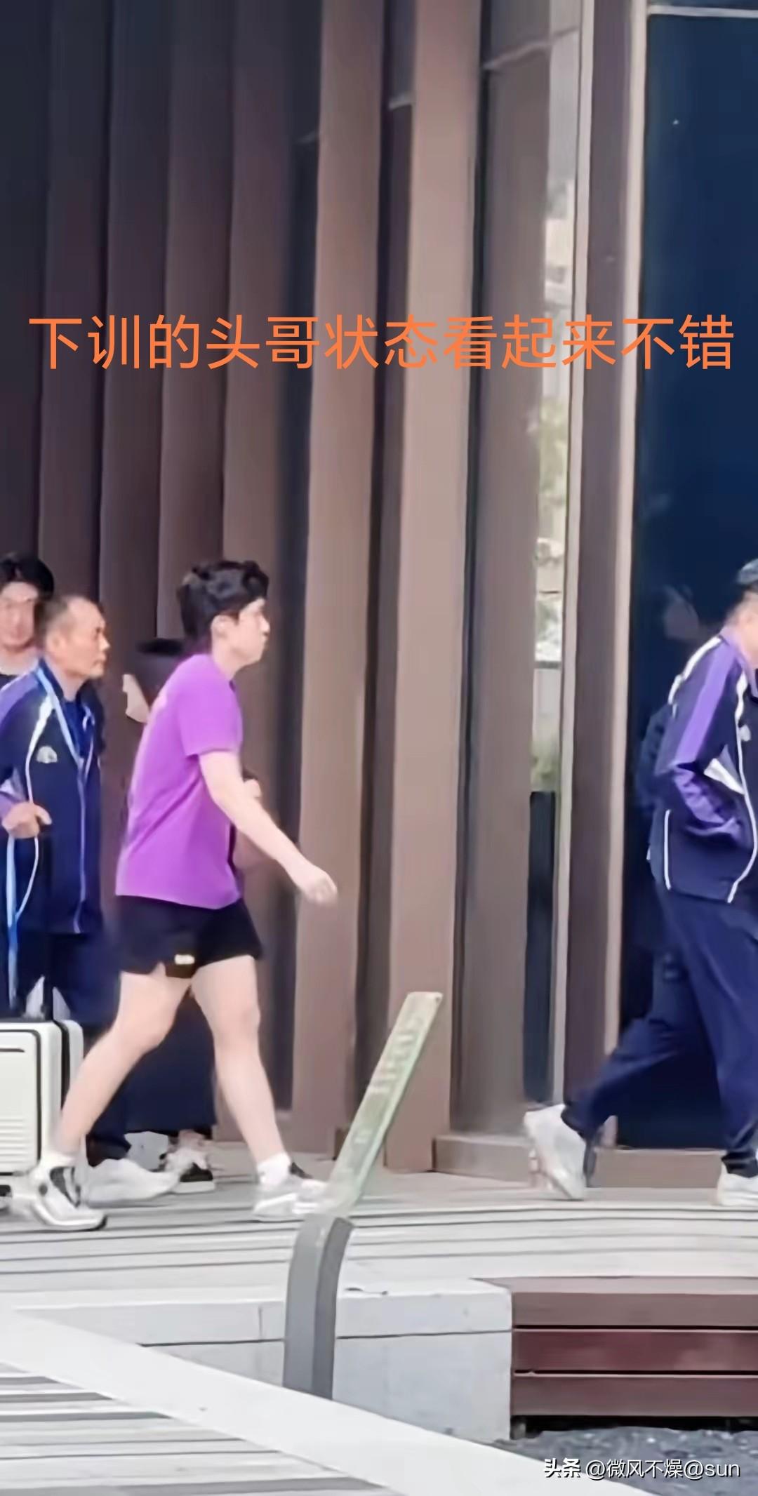 7.28头哥下训了，看到头哥换了一件紫色T恤。看来上训穿着的那件黑色T恤应该被汗