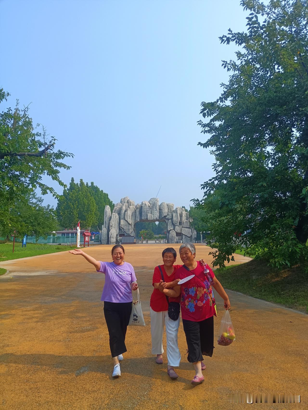 东营的玲姐回老家来了，除了品尝家乡美食外，我们又去森林公园赏秋景。