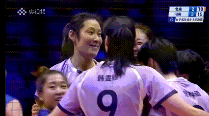 朱婷用一记石破天惊的暴扣，为这场3-2的硬仗画上圆满句号。
这记绝杀扣球不仅是速