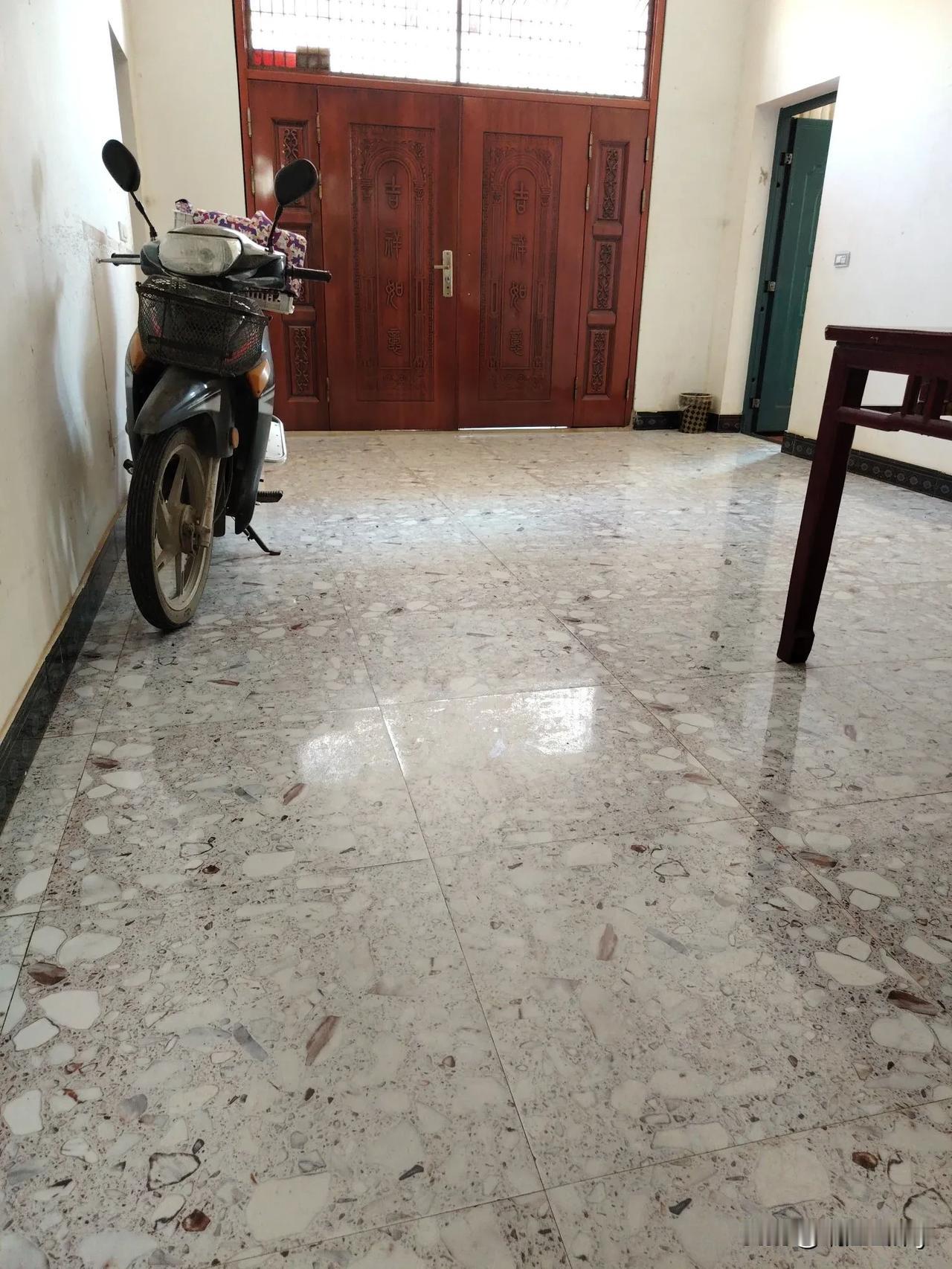 最近一段时间，我总是喜欢关门在家，这样可以省去三个麻烦，也让我安心自由在家的日子
