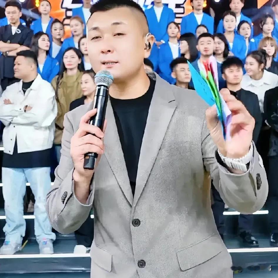 全民歌王👑不久将再升级
  太原老葛直播时说:“全民歌王下届将升级，站队队长将