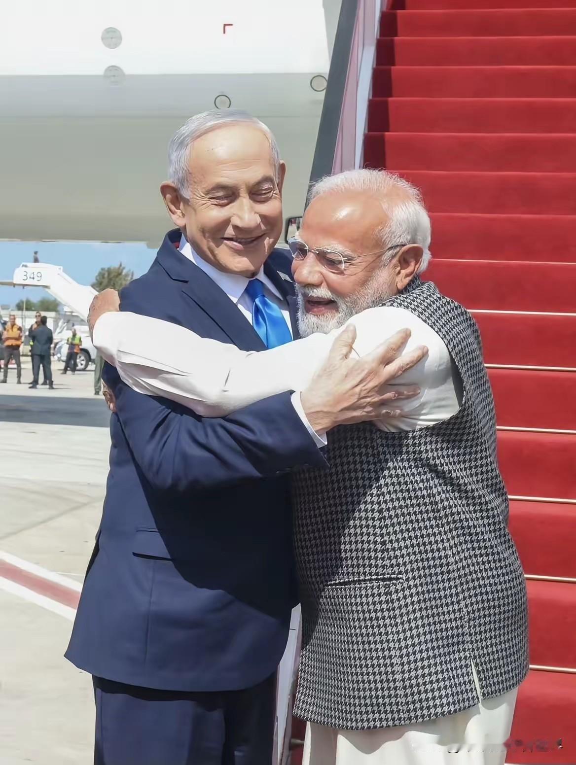 看这亲热劲，比亲兄弟还亲。印度近日访问以色列，莫迪与内塔尼亚胡都很激动，走上来一