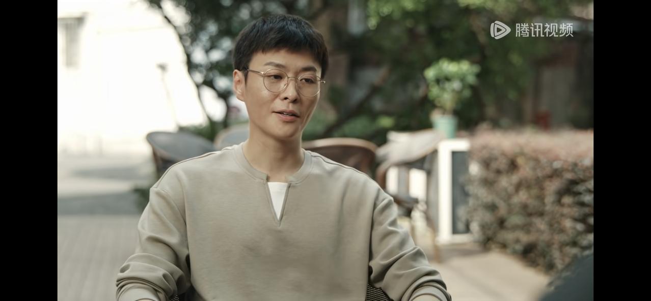 《她的盛焰》见到李明轩时，于沛东都吃了一惊。
李明轩变了。

从历森辞职后，李明