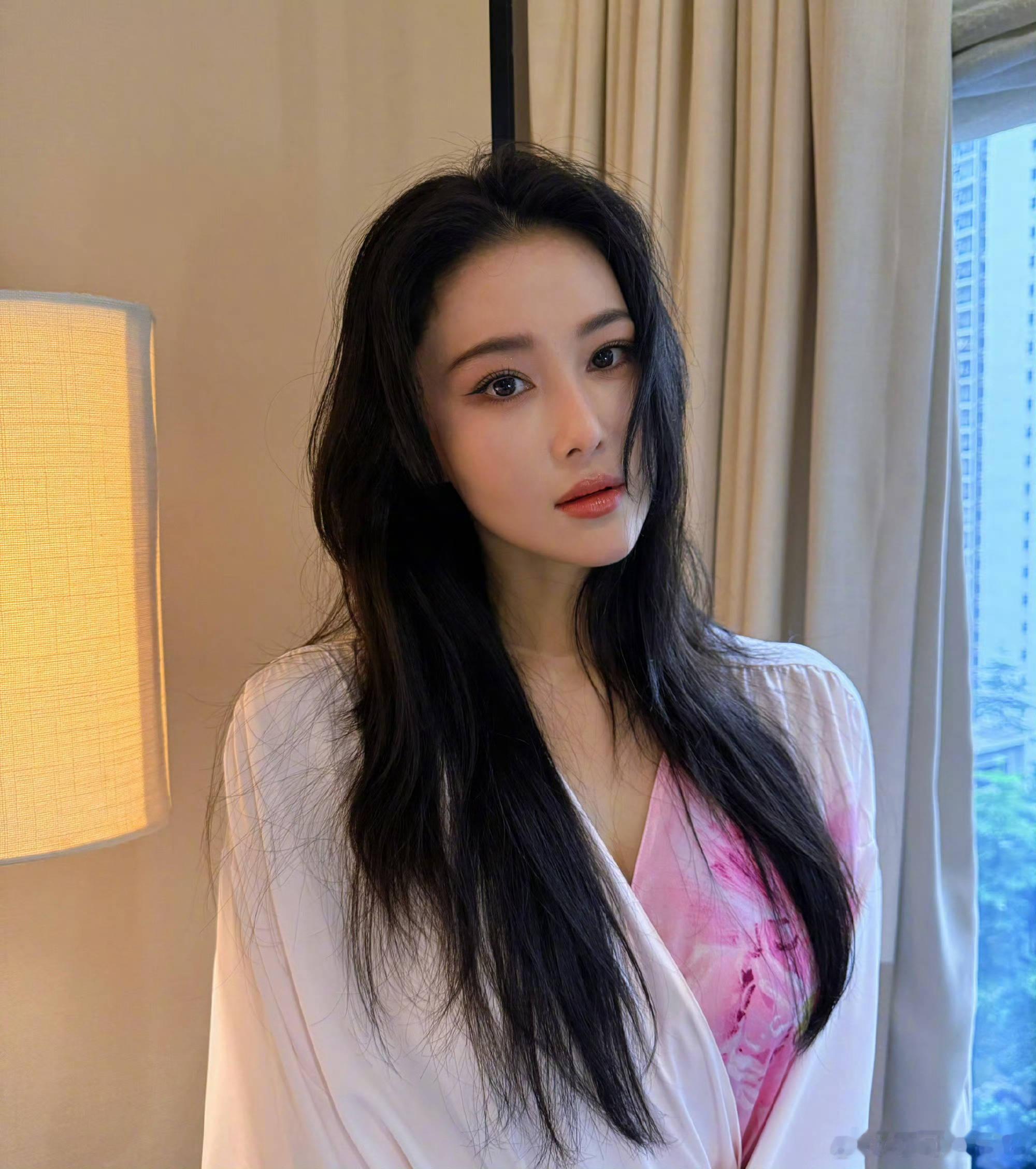 张馨予明天红毯的礼服重25斤没事，你相当于抱了个两岁左右的娃在走红毯[允悲][允