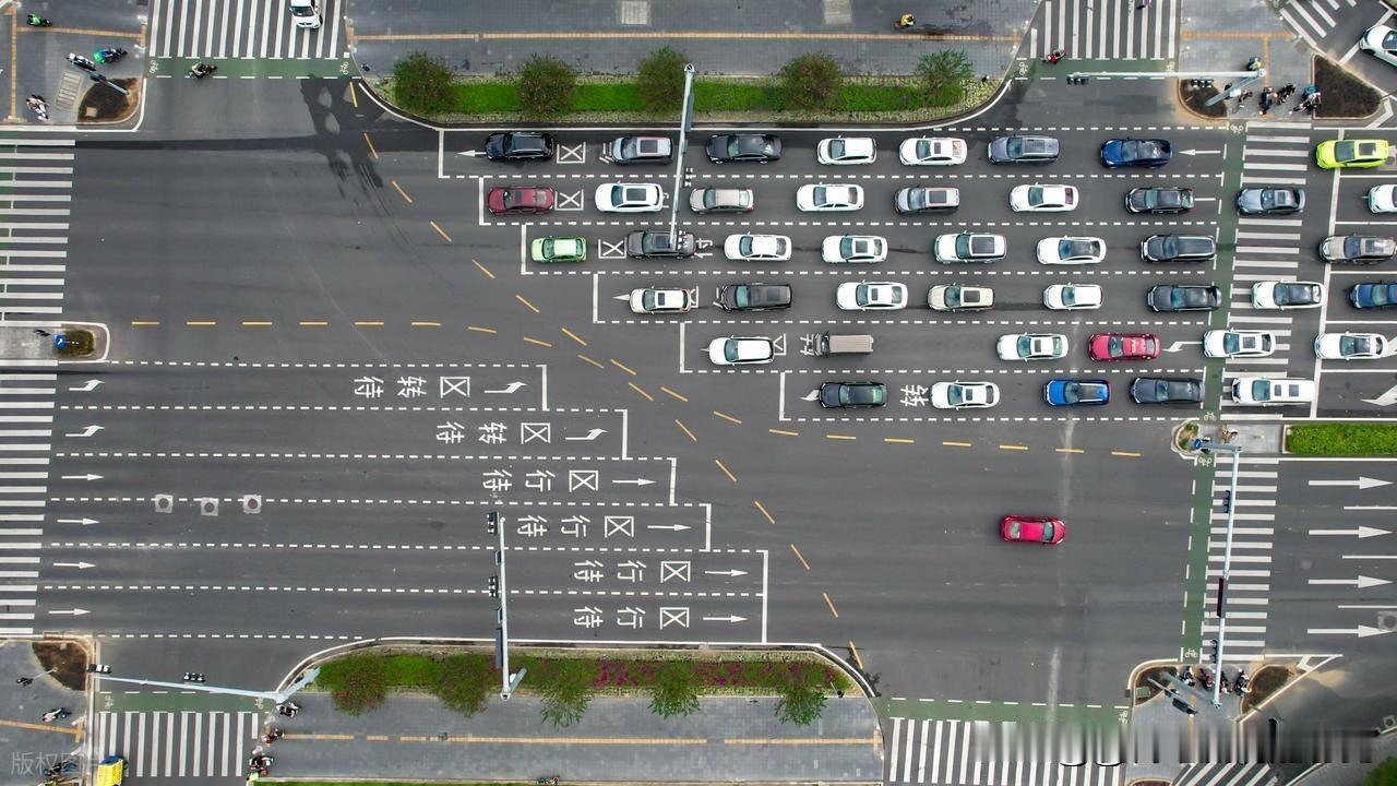 2026年5月1日全国落地新版标线，老司机踩坑一次直接丢6分
 
第一部分 扣分