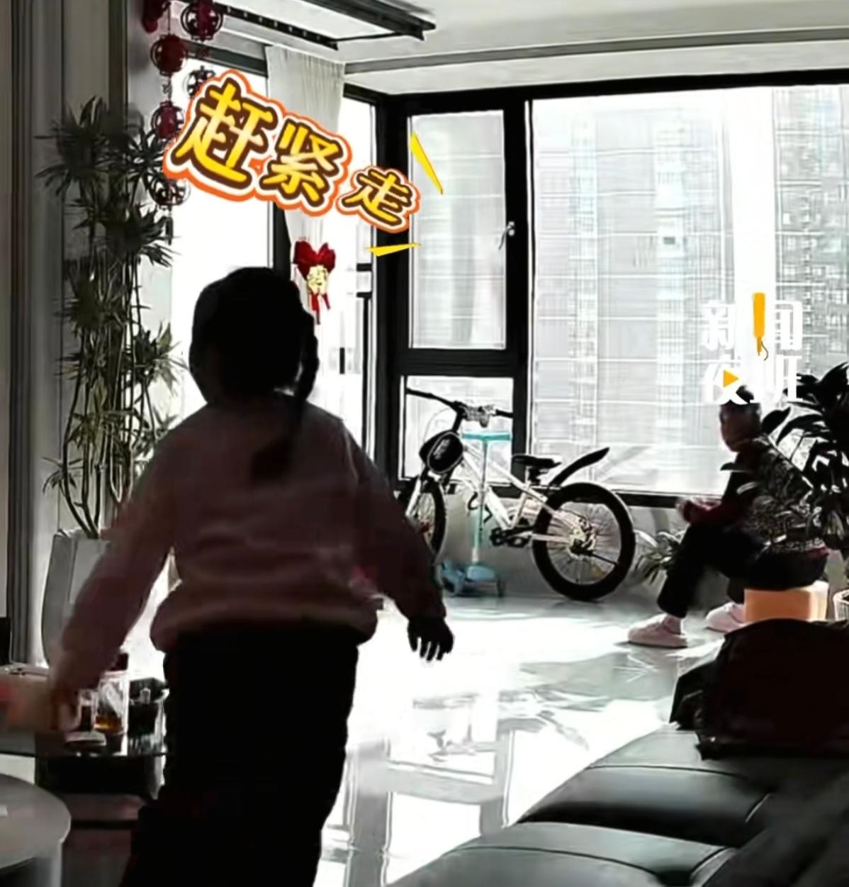 七岁女童的冷静，惊艳了所有人。陕西渭南的普通民居里，这份来自孩童的沉稳，成了危险