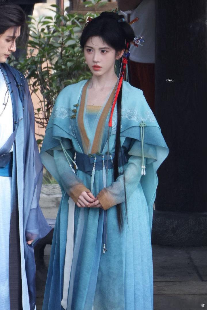 鞠婧祎新造型美晕了 蓝色大气浅杏色清亮，眉眼温婉灵动，一颦一笑都浸透着婉约，美得
