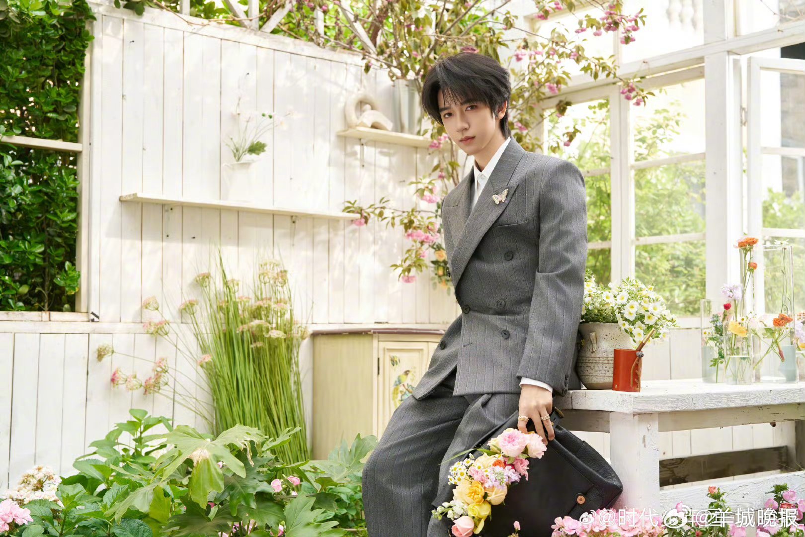 【#贺峻霖灰色西装造型#】#贺峻霖完全贺学长# 4月16日，第十六届北京国际电影
