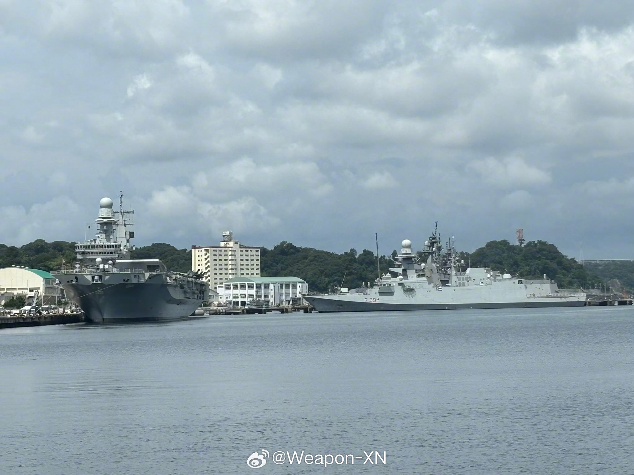 #兵器影像[超话]# 意大利海军“加富尔”号轻型航母抵达日本，靠港横须贺。同来的