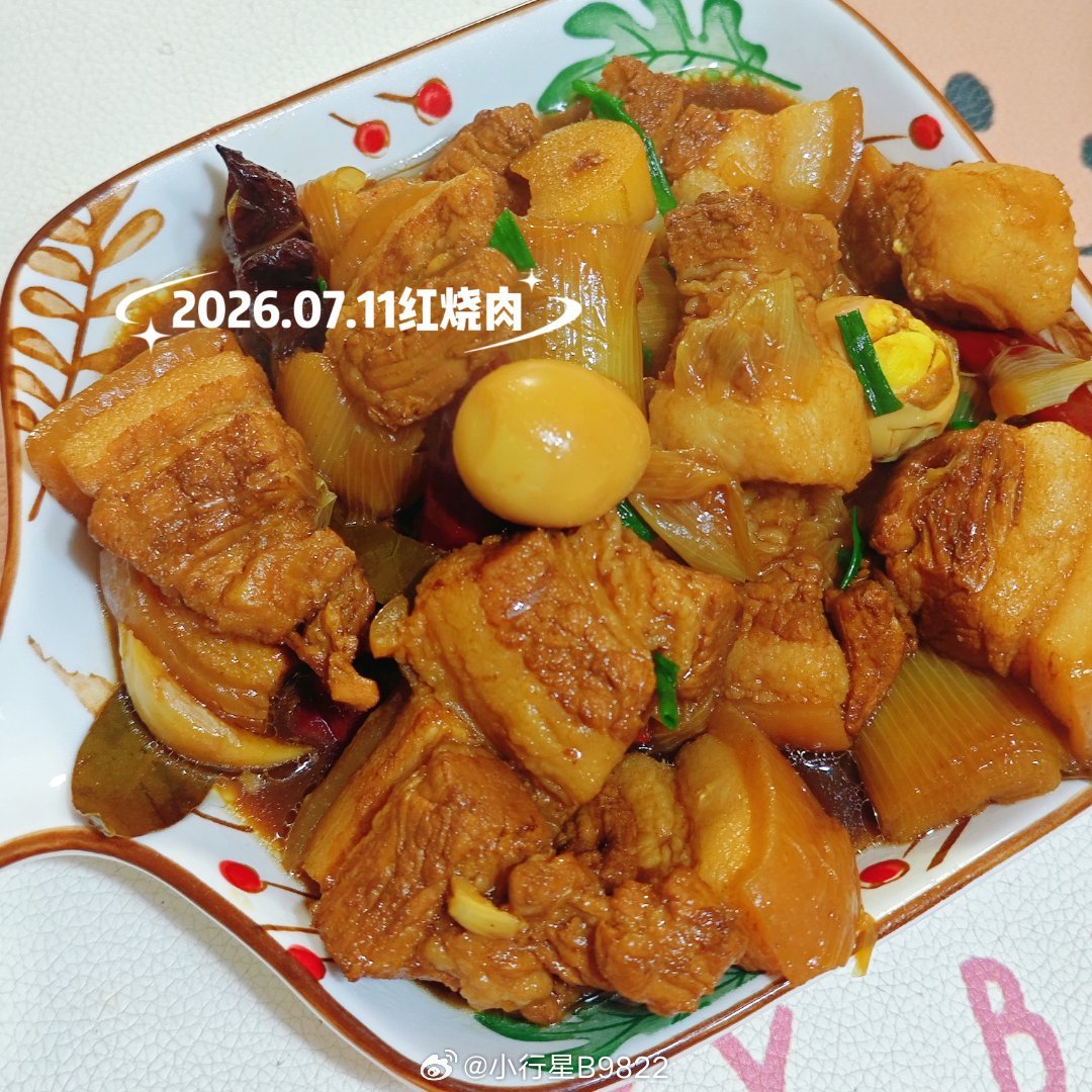 海哥的小厨房 到家海哥已经煮好了午饭他说鹌鹑蛋好难剥废了四个我不管这个猛猛炫饭奔