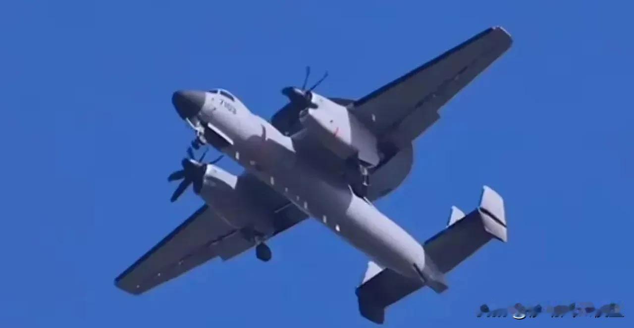 KJ-600和E-2D这两款舰载预警机外形上看起来差别不大，KJ-600是6桨且