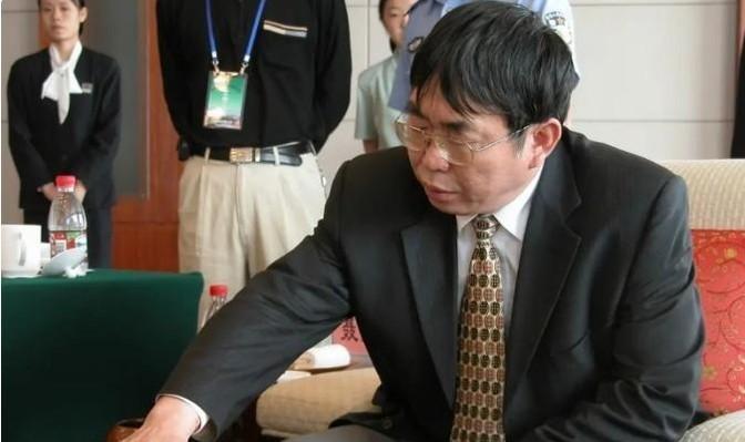 1992年，金庸邀请聂卫平来家中做客，席间聂卫平连吃了13只大闸蟹，十分过瘾！可