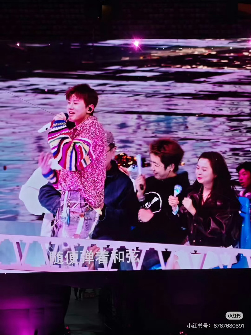 喜人在张杰鸟巢演唱会团建梦幻联动现场！喜人组团去张杰演唱会团建，从线上互动到线下