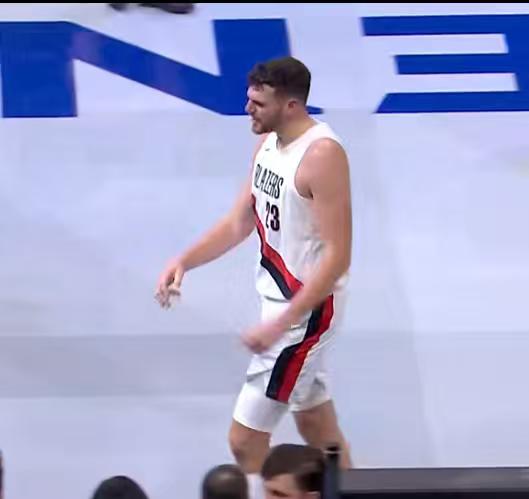 克林根终于伤了，杨翰森的机会来了！
面对勇士小个，克林根就是篮下的巨无霸！上场7