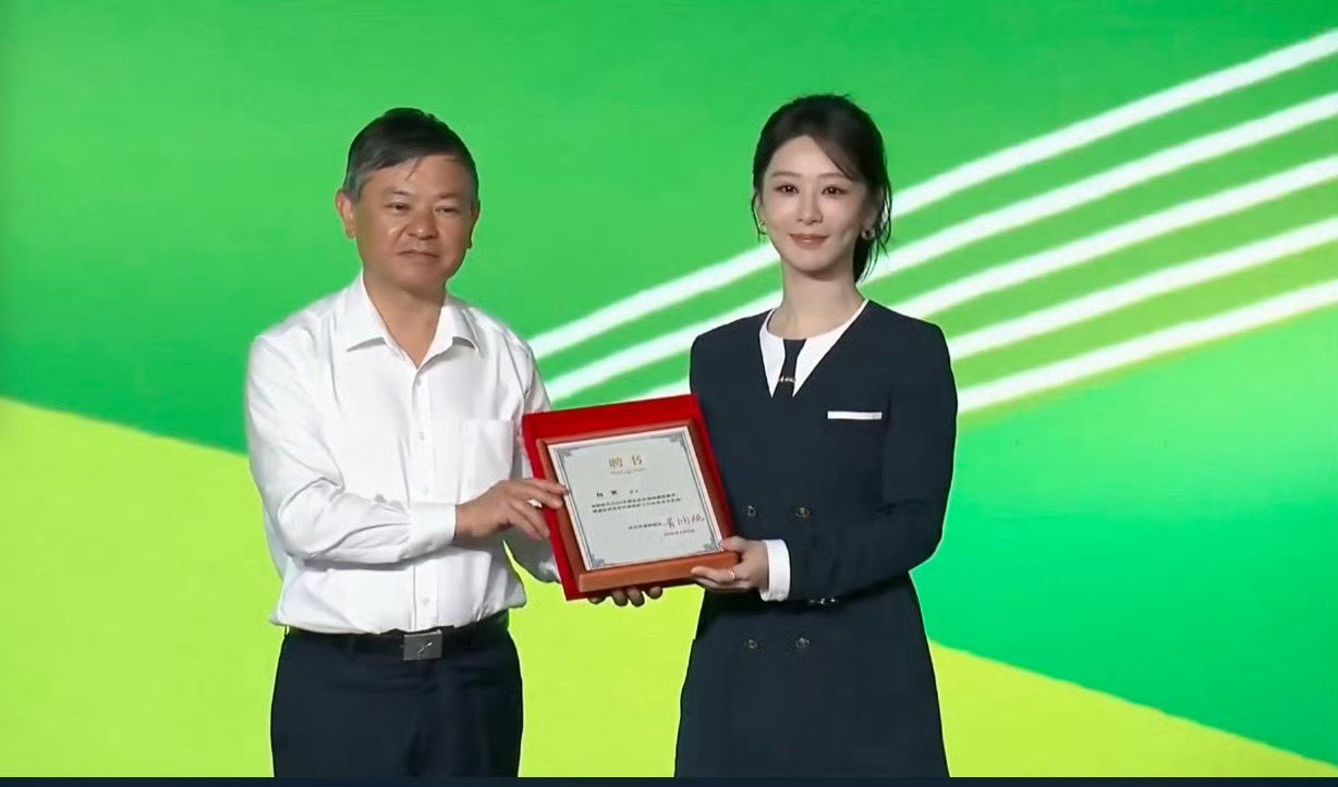 杨紫和郭晶晶一起上台领聘李祯剧里剧外都一样争气，是我们女性学习的榜样！超一品不愧