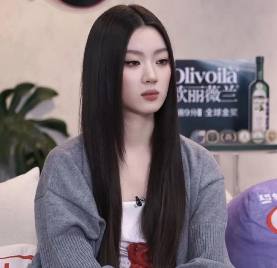 有人说今晚单依纯已经超越了邓丽君，
青出于蓝而胜于蓝。
这些人跟之前说单依纯已经